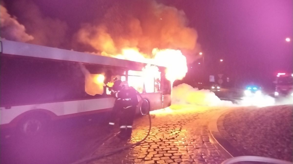 V Olomouci shořel autobus, řidič stačil před plameny utéct